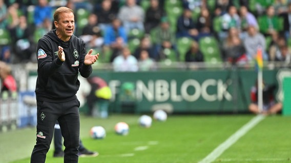 Werder-Trainer Markus Anfang klatscht in die Hände. © imago images 
