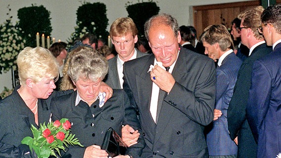 Die Eltern Jürgen (r.) und Helga (M.) Westphal bei der Beerdigung ihres Sohnes Michael Westphal 1991 auf dem Ohlsorfer Friedhof in Hamburg © picture-alliance 