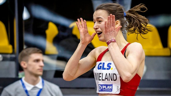 Louise Wieland vom HSV nach ihrem DM-Sieg über 200 Meter. © IMAGO / Beautiful Sports 