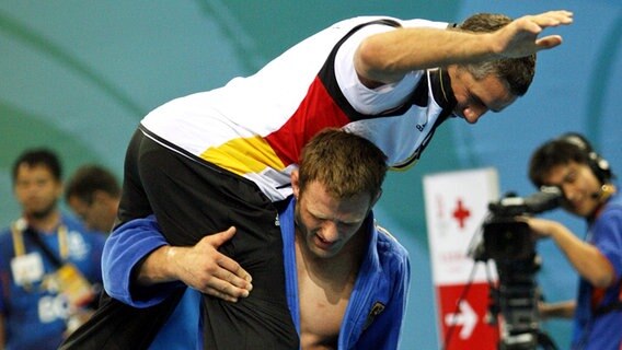 Judoka Ole Bischof (u.) bejubelt gemeinsam mit Trainer Frank Wieneke seinen Olympiasieg 2008 in Peking. Judoka Ole Bischof (u.) bejubelt gemeinsam mit Trainer Frank Wieneke seinen Olympiasieg 2008 in Peking. © imago Foto: imago