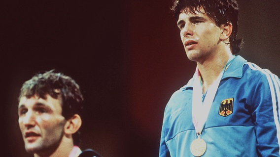 Frank Wieneke (r.) auf dem Siegetreppchen bei Olympia 1984. Links der geschlagene Brite Neil Adams. Frank Wieneke (r.) auf dem Siegetreppchen bei Olympia 1984. Links der geschlagene Brite Neil Adams. © picture-alliance / dpa Foto: dpa