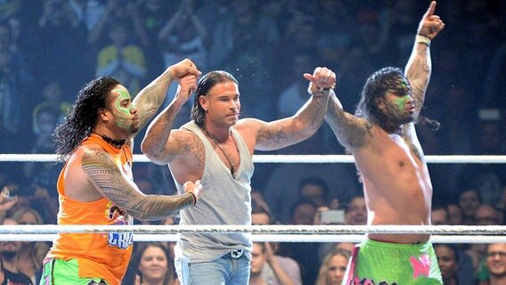 Tim Wiese (M.) beim WWE-Event 2014 in Frankfurt/Main mit den "The Usos". © imago / Jan Huebner 
