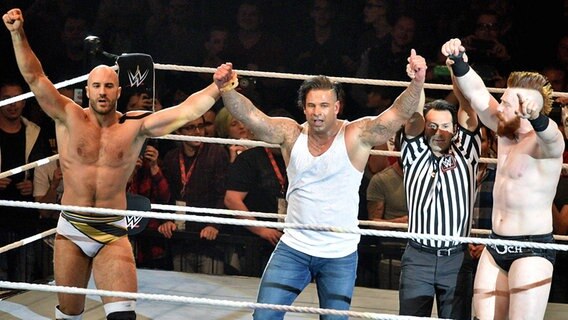 Der Wrestler Tim Wiese (M.) mit Cesaro (l.) und Sheamus © imago/Jan Huebner 