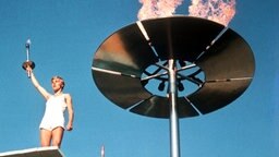 Günter Zahn entzündet 1972 in München das olympische Feuer. © picture-alliance / dpa