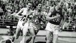 Die "tschechische Lokomotive" Emil Zatopek (r) gewinnt in Helsinki den 5.000-Meter-Lauf in 14:06,6 min. © ullstein bild - TopFoto 