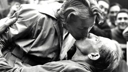 Der tschechische Läufer Emil Zatopek bekommt einen Kuss. © picture alliance / united archives