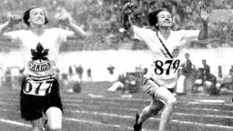 Betty Robinson (USA/r.) gewinnt die 100 m vor de Kanadierin Fanny Rosenfeld. © picture-alliance/ dpa 