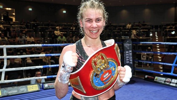 Boxerin Natalie Zimmermann jubelt nach dem Sieg über die Ungarin Edin Kiss. © Imago Images 