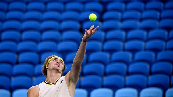 Alexander Zverev während eines Aufschlags bei den Australian Open in Melbourne. © Andy Brownbill/AP/dpa 