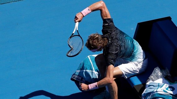 Tennisprofi Alexander Zverev schlägt im Achtelfinale der Australian Open 2019 vor Wut seinen Schläger auf den Boden. © picture alliance/dpa Foto: Kin Cheun