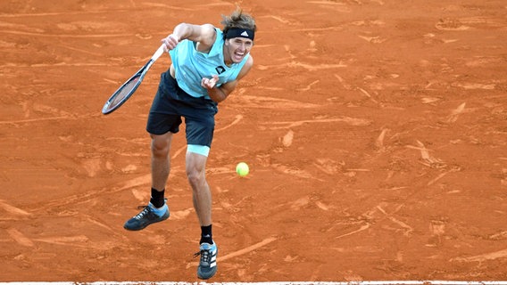 Alexander Zverev schlägt auf. © IMAGO / Buzzi 