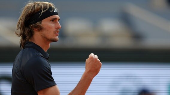 Alexander Zverev bei seinem Achtelfinalsieg in Paris gegen Grigori Dimitrov © picture alliance/dpa/AP Foto: Aurelien Morissard
