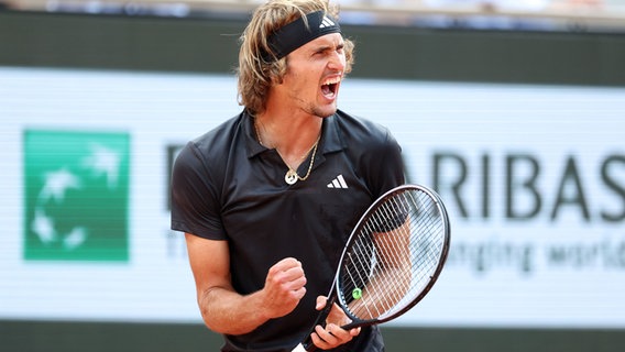 Alexander Zverev bei seinem Achtelfinalsieg in Paris gegen Grigori Dimitrov © Witters 