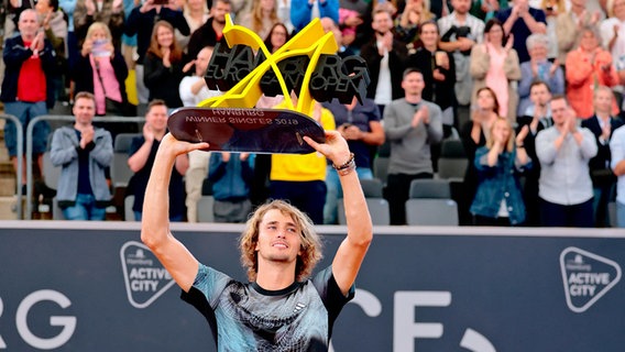 Alexander Zverev mit der Siegestrophäe des Turniers am Hamburger Rothenbaum. © picture alliance / dpa Foto: Frank Molter