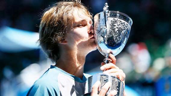 Tennis-Junior Alexander Zverev mit dem Siegerpokal der Australian Open © picture alliance/dpa Foto: Made Nagi