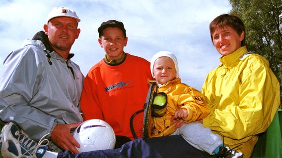 Die Tennis-Familie Zverev 1998: Vater Alexander senior, Mischa, Alexander junior und Mutter Irina (v.l.) © Witters Foto: Wilfried Witters