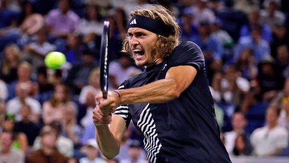 Alexander Zverev in einem Tennismatch bei den US Open auf dem Platz. © AP/dpa-Bildfunk Foto: Adam Hunger