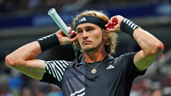 Tennisprofi Alexander Zverev schaut frustriert. © IMAGO / Shutterstock 