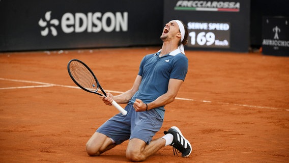 Alexander Zverev fällt nach dem Turniersieg vor Freude auf die Knie. © IMAGO / ZUMA Press 