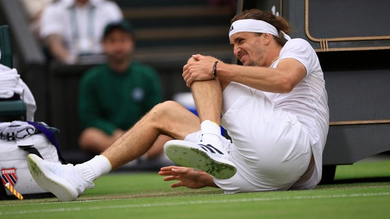 Alexander Zverev verletzt sich im Drittrundenspiel gegen Cameron Norrie am Knie. © picture alliance / ASSOCIATED PRESS Foto: Takuya Matsumoto