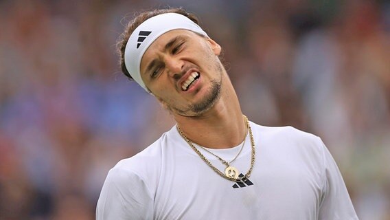 Alexander Zverev in seinem Achtelfinal-Spiel beim Grand-Slam-Turnier in Wimbledon gegen Taylor Fritz © picture alliance / ASSOCIATED PRESS | Takuya Matsumoto 