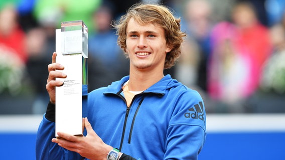 Alexander Zverev mit dem Münchner Pokal © picture alliance / SvenSimon | FrankHoermann/SVEN SIMON 