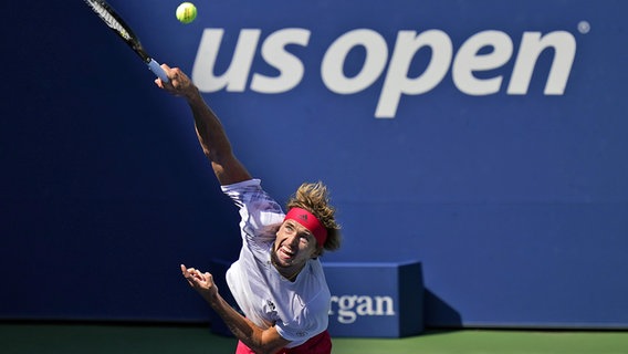 Il professionista di tennis Alexander Zverev è in servizio agli US Open.  © dpa-Bildfunk Foto: Seth Wing