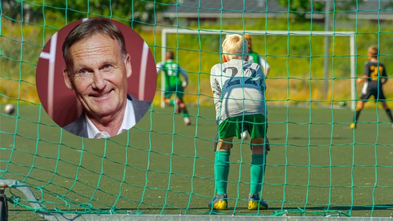 Hans-Joachim Watzke und Kinder beim Fußball. © dpa 