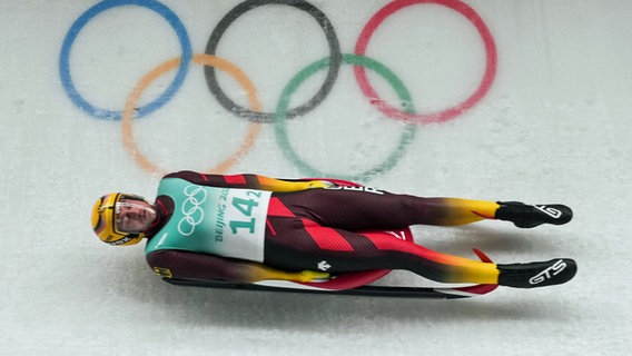 Der deutsche Rodler Johannes Ludwig im Teamwettbewerb bei den Olympischen Winterspielen von Peking. © picture alliance / Xinhua News Agency Foto: Sun Fei