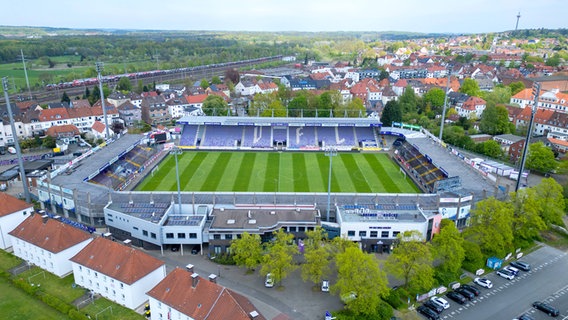 Das Stadion des Fußball-Zweitligisten VfL Osnabrück an der Bremer Brücke © IMAGO / osnapix 