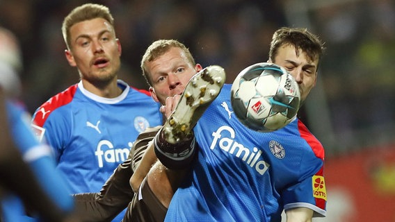 Szene aus dem Spiel Holstein Kiel gegen den FC St. Pauli. © picture alliance/dpa Foto: Christian Charisius