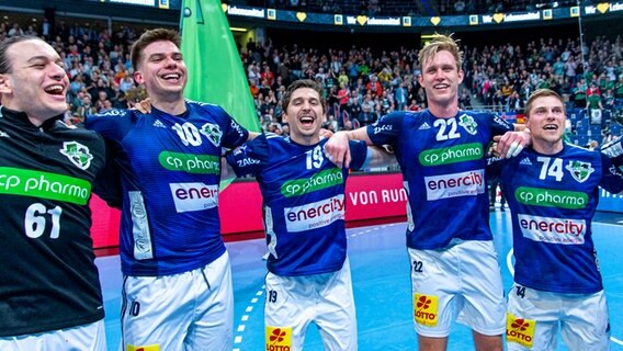 Koray Ayar, Renars Uscins, Marius Steinhauser, Marian Michalczik und Vincent Büchner (TSV Hannover-Burgdorf/v.l.) nach dem Heimsieg gegen den SC Magdeburg. © Imago Images Foto: Jan Guenther