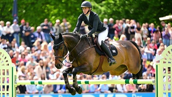 Springreiterin Clara Blau auf Paul beim Derby in Hamburg © Witter 