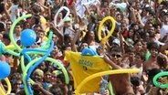 Brasilianer feiern die Wahl Rios zur Gastgeberstadt der Olympischen Spiele © dpa Foto: Marcelo Sayao