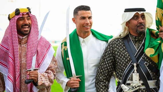 Cristiano Ronaldo (M.) in Saudi-Arabien © picture alliance / AA 