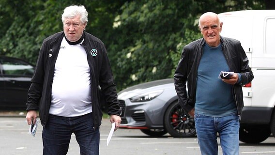 Talentscout Dieter Schatzschneider und Geschäftsführer Martin Kind (v.l.) vom Fußball-Zweitligisten Hannover 96 (Foto aus dem Jahr 2020) © picture alliance / Sielski-Press Foto: Joachim Sielski