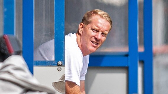 FC St. Paulis Trainer Timo Schultz sitzt vor einem Spiel auf der Bank. © picture alliance / dpa Foto: David Inderlied