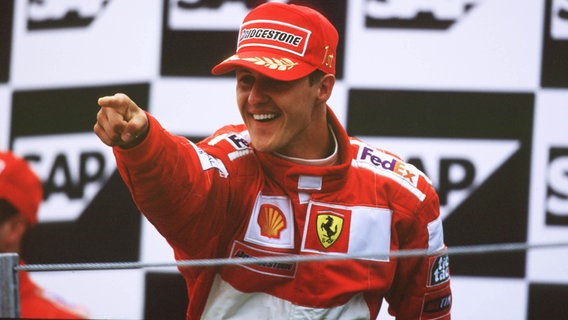 Michael Schumacher bejubelt einen Grand-Prix-Sieg. © Motorsport Images 