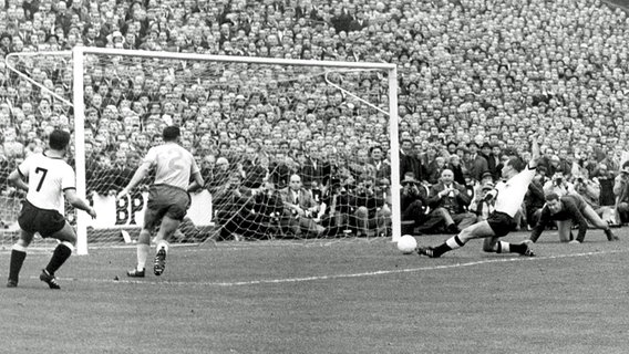 Uwe Seeler erzielt den 2:1-Siegtreffer beim Wm-Qualifikationsspiel 1965 in Schweden. © Witters Foto: Hans Dietrich Kaiser