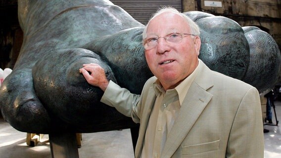 Fußball-Legende Uwe Seeler bei der offiziellen Abnahme der überdimensionalen Bronzeskulptur seines rechten Fußes (Foto aus dem Jahr 2005) © Witters Foto: Matthias Hangst