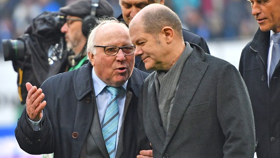 Fußball-Legende Uwe Seeler (l.) mit Hamburgs Bürgermeister Olaf Scholz (Foto aus dem Jahr 2016) © picture alliance / nordphoto | nordphoto/ Witke Foto: Witke