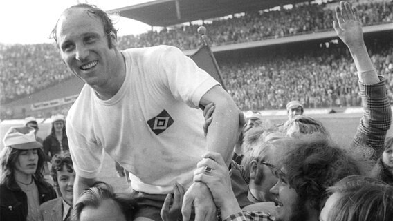 HSV-Idol Uwe Seeler wird nach seinem Abschiedsspiel auf seinen Schultern getragen (Foto von 1972) © Witters 