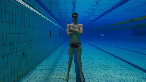 Das Bild zeigt den Schwimmer Florian Wellbrock unter Wasser  
