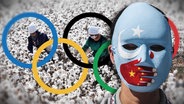 Die olympischen Ringe vor einem Baumwollfeld und eine blaue Maske, der von einer roten Hand der Mund zugehalten wird (Symbolbild, Fotomontage).  
