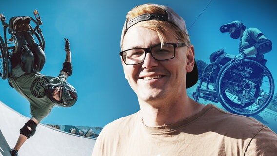 Rollstuhlfahrer in der Halfpipe mit blauem Himmel im Hintergrund. Im Vordergrund ein junger Mann mit Brille. Er hat sein Cap falsch herum aufgesetzt. © keine Angabe 