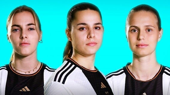 drei junge Frauen im Trikot der deutschen Fußball Nationalmannschaft vor blauem Hintergrund © NDR 