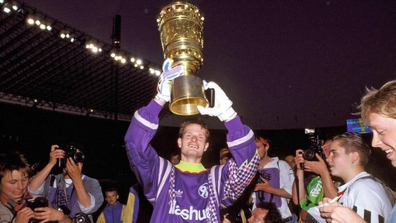 Torwart Jörg Sievers von Hannover 96 bejubelt den DFB-Pokal-Sieg seines Teams (Foto aus dem Jahr 1992) © imago images / Kicker/Liedel 