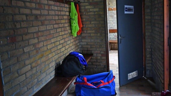 Blick in eine Sportumkleidekabine mit offen stehender Tür © picture alliance / PHOTOPQR/VOIX DU NORD/MAXPPP | PHILIPPE PAUCHET 