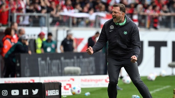 Wolfsburgs Coach Ralph Hasenhüttl beim Tor gegen den SC Freiburg © imago Foto: Jan Hübner