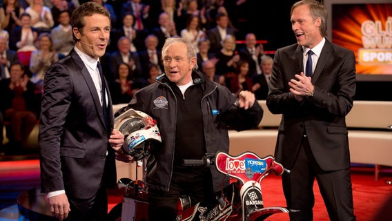 Die Sportclub-Gala-Moderatoren Alexander Bommes (l.) und Gerhard Delling (r.) mit Speedway-Legende Egon Müller © NDR/Morris Mac Matzen Foto: Morris Mac Matzen